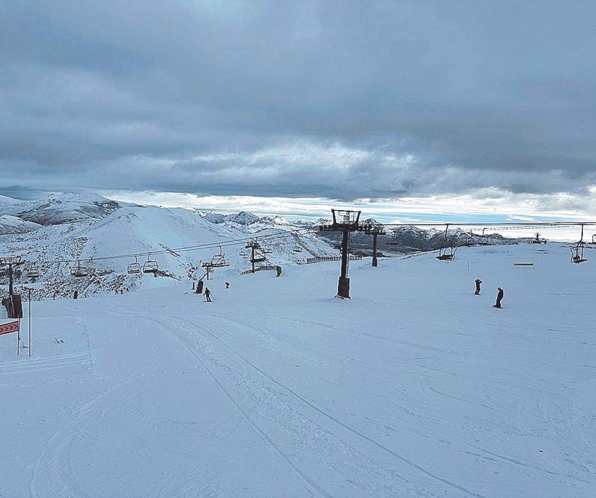 La zona alta de Pajares, el viernes, con algunos esquiadores.