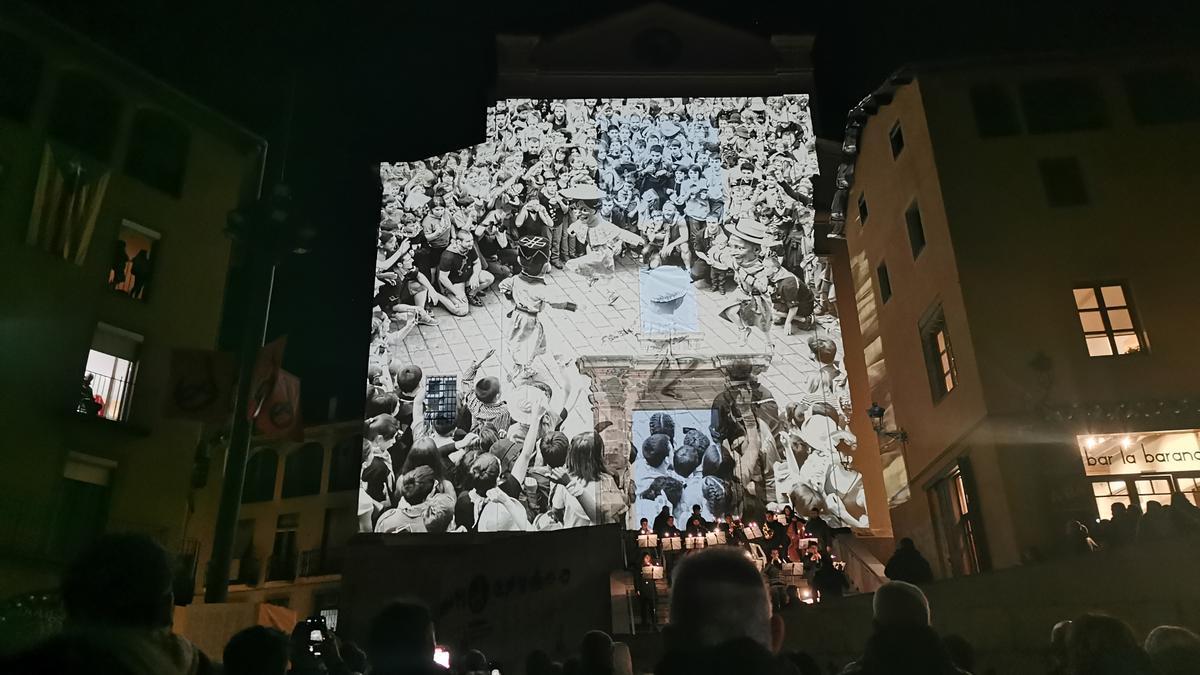 Les fotografies de patum es van reproduir en grans dimensions sobre la façana de l&#039;església