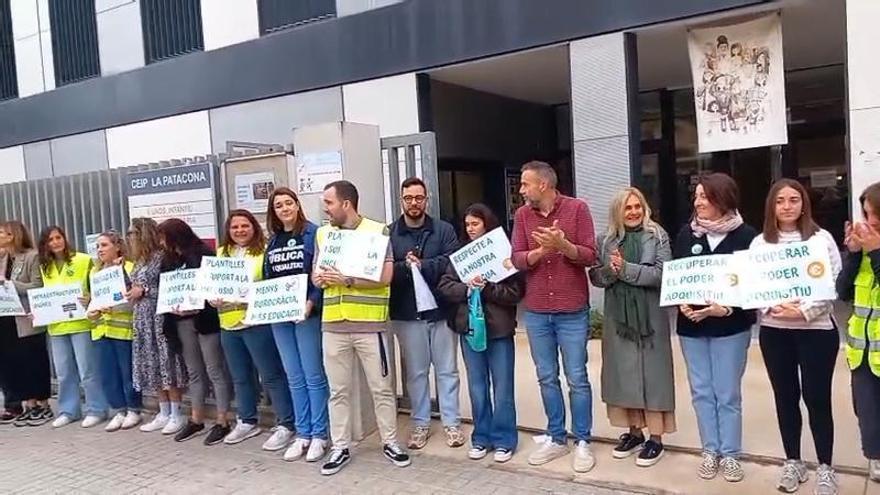 Familias y alumnado apoyan la protesta de docentes por la degradación de la Educación Pública en el CEIP la Patacona