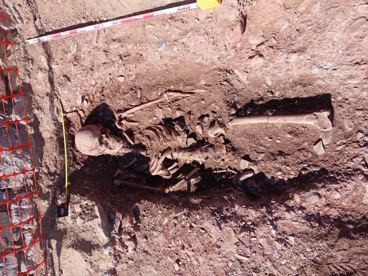 Uno de los restos humanos localizados en la necrópolis de La Mola durante la intervención arqueológica.