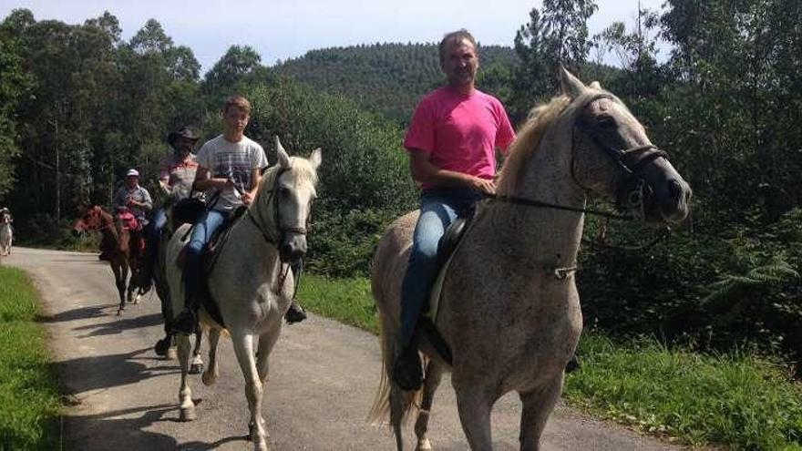 Gamones abre la ruta de Mállane, cerrada por la maleza