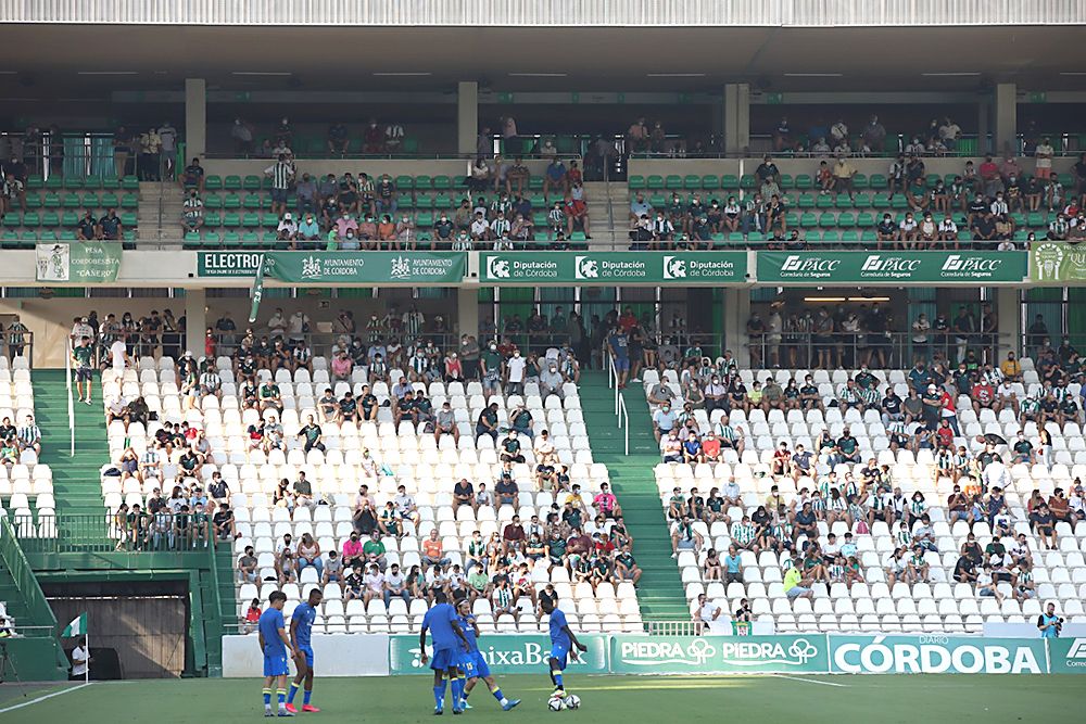 Aficionados asistentes al encuentro Córdoba CF-Cádiz B