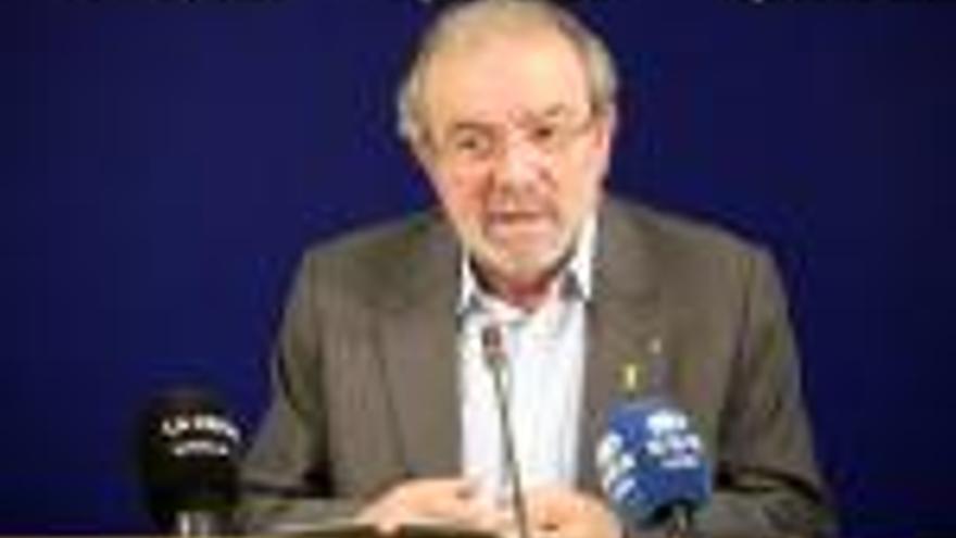 El president de la Diputació lleidatana, Joan Reñé, fent pública la seva dimissió, ahir a la tarda.
