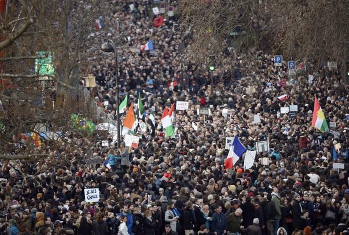 Marea humana als carrers de París.