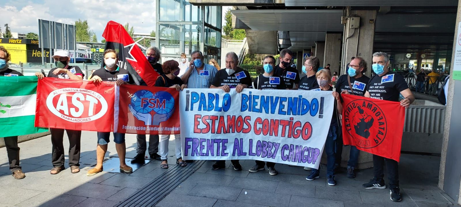 Familiares y sindicatos aguardando por la llegada de Pablo Costas en el aeropuerto Adolfo Suárez Madrid Barajas.
