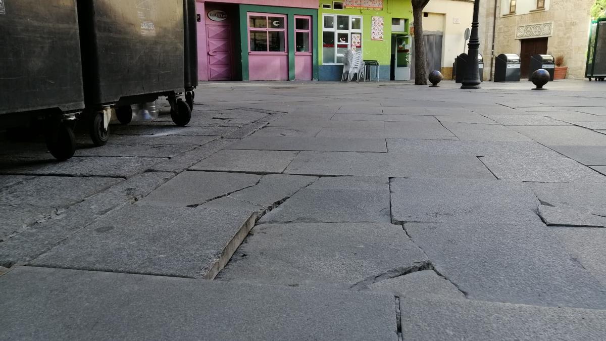 Estado del pavimento en la confluencia de la calle Mariano Benlliure y la Plaza del Fresco.