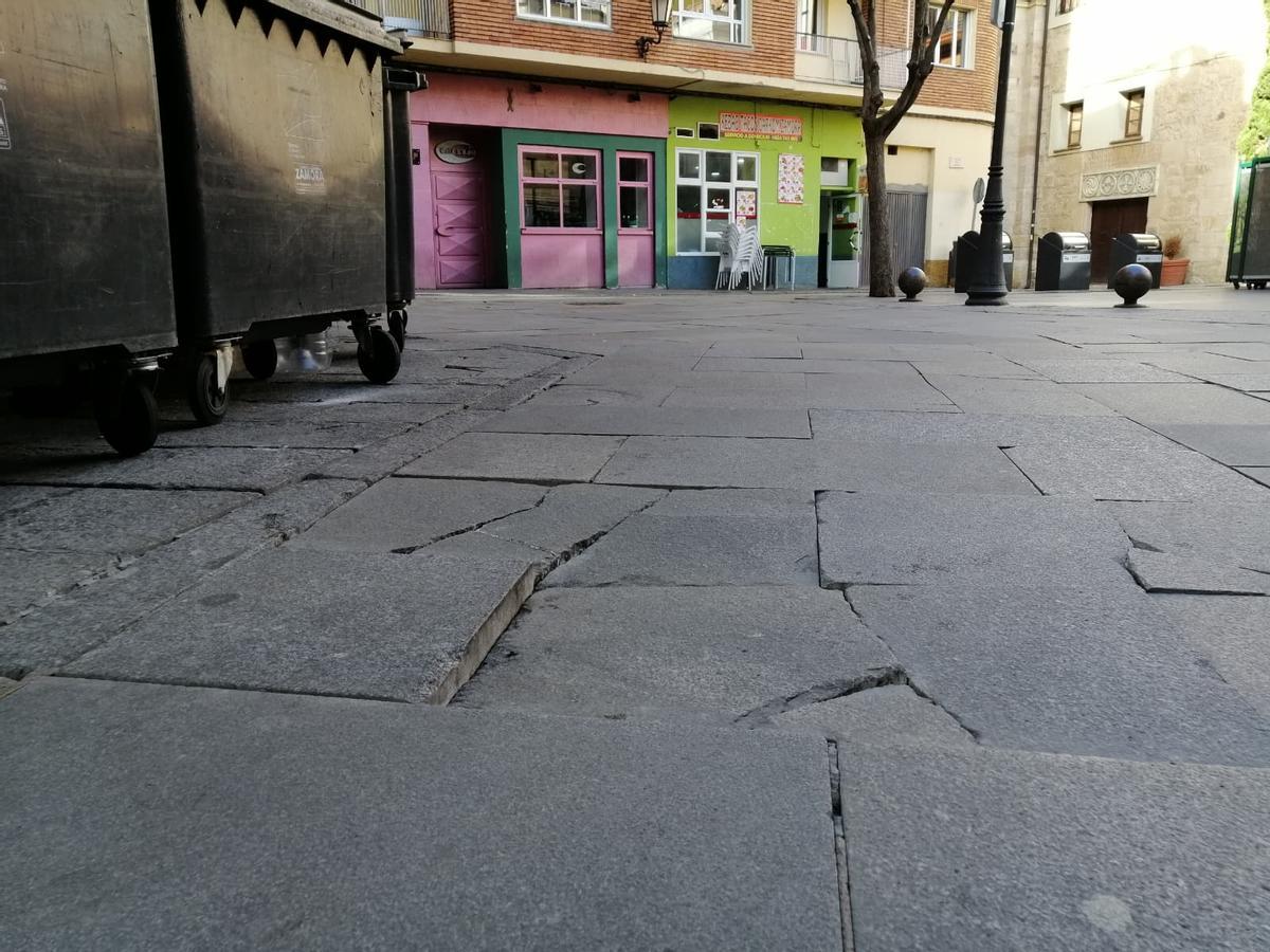 Estado del pavimento en la confluencia de la calle Mariano Benlliure y la Plaza del Fresco.