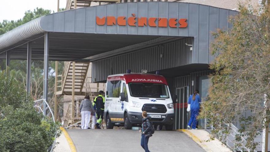 Una ambulancia a las puertas de Urgencias del Hospital Lluís Alcanyís, el pasado lunes | PERALES IBORRA