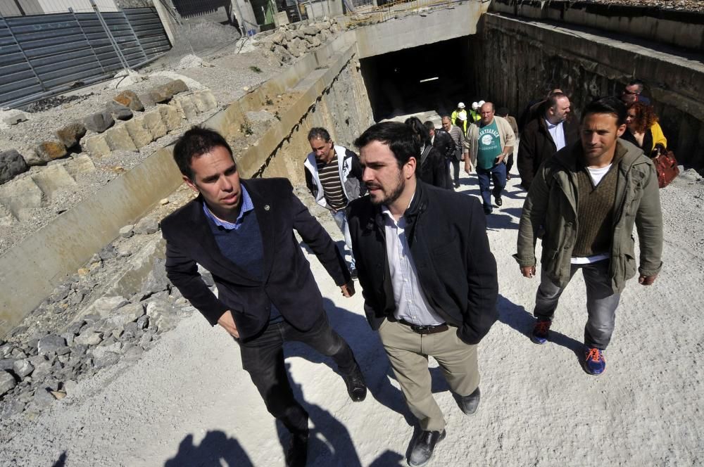 Alberto Garzón en las obras de soterramiento de FEVE