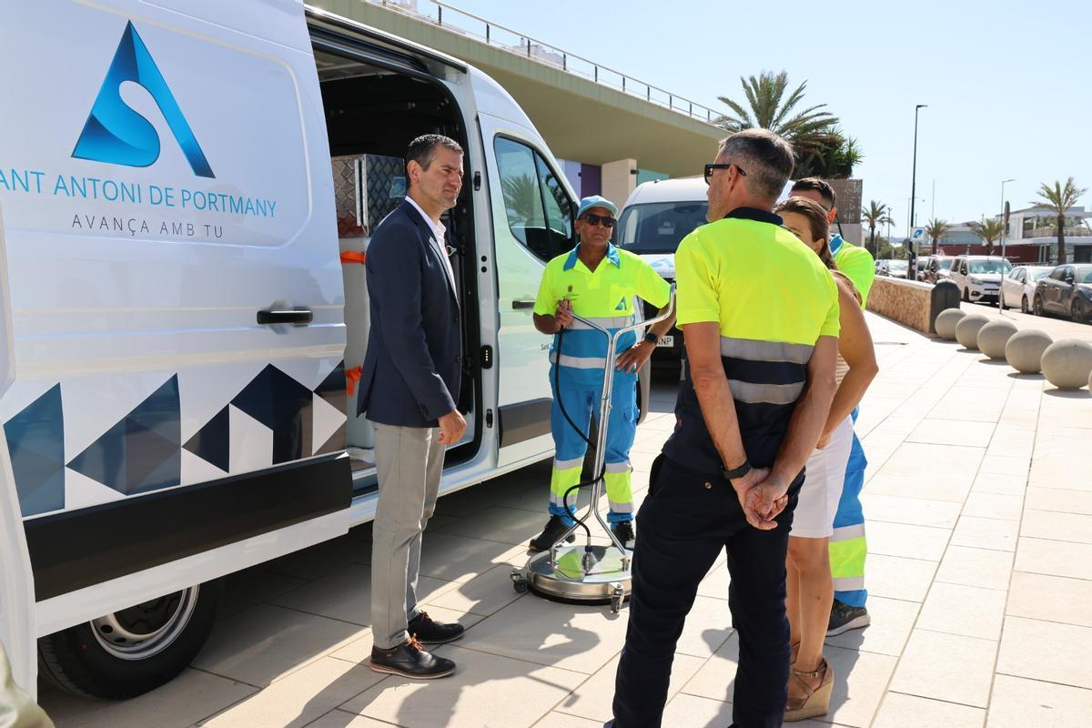 Galería: Sant Antoni refuerza la limpieza de sus calles tras las obras de peatonalización Galería: Sant Antoni refuerza la limpieza de sus calles tras las obras de peatonalización