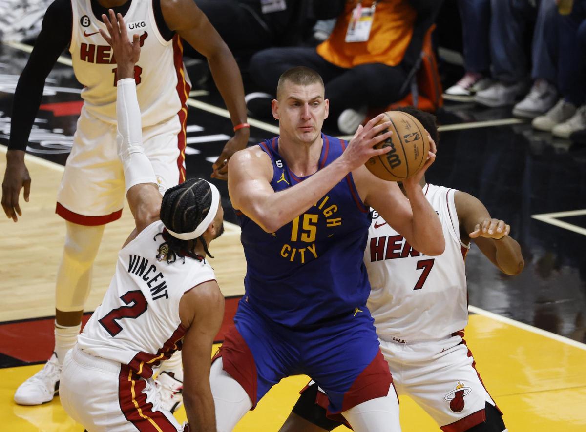 Jokic, defendido por dos jugadores de los Miami Heat.