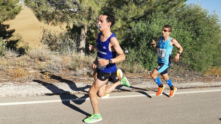 Antonio Montero, en pleno esfuerzo durante la Media Maratón Villa de Puente Genil.