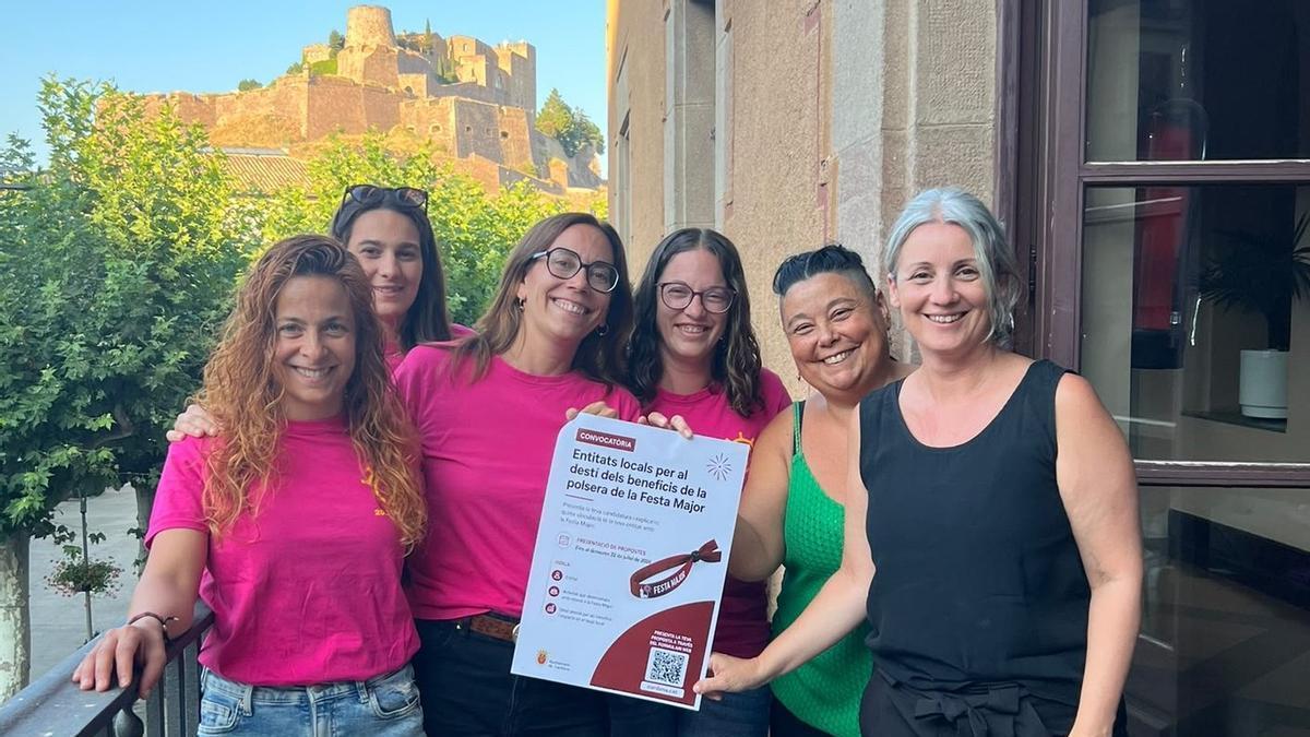 Membres de la penya La Corneta amb l'alcaldessa, M. Lluïsa Aliste (a la dreta)