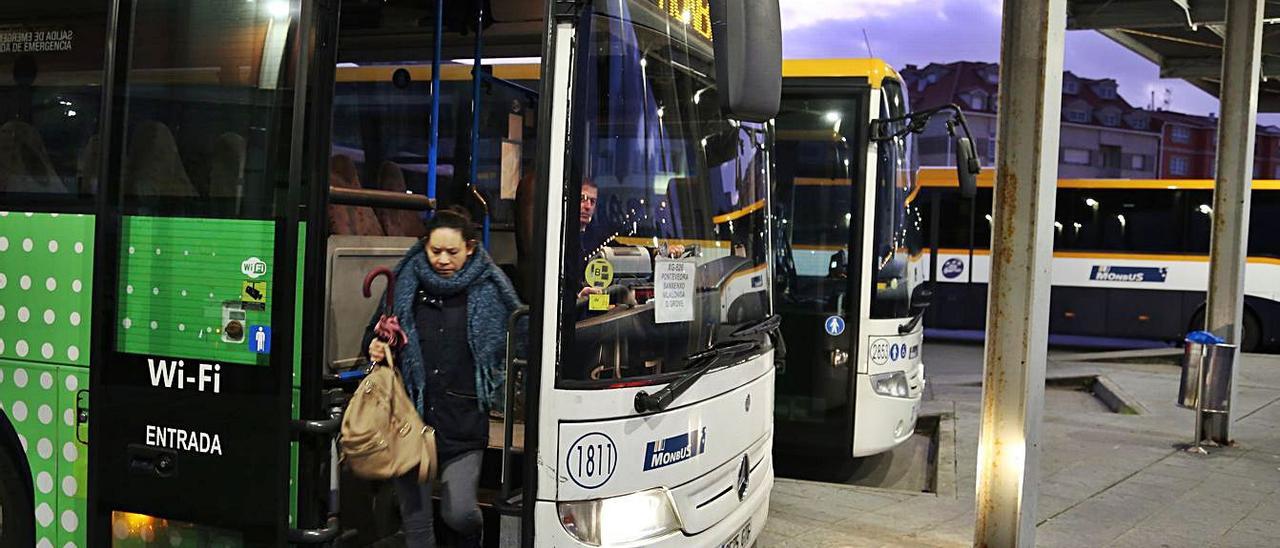 Autocares estacionados en O Grove.  | // FDV