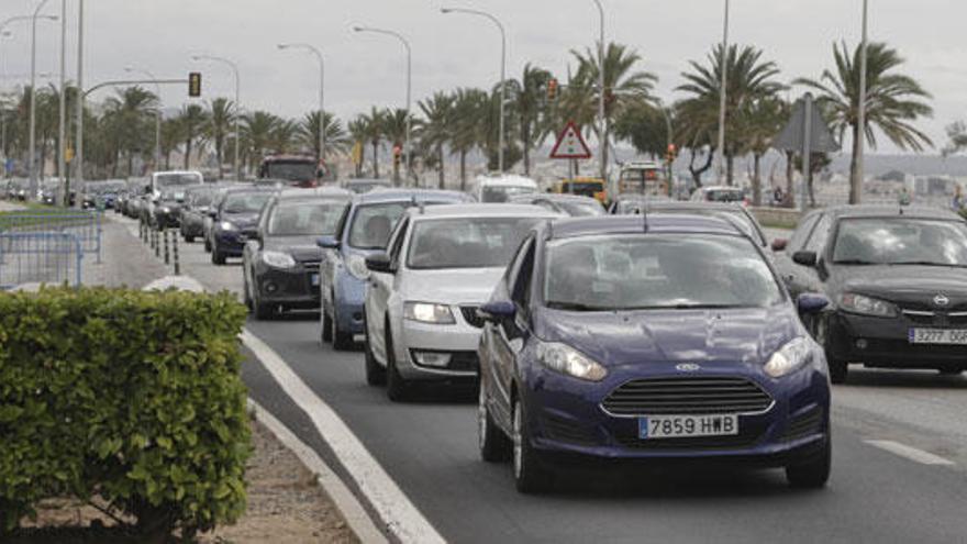 Atascos kilométricos en la autovía del Llevant por el día nublado