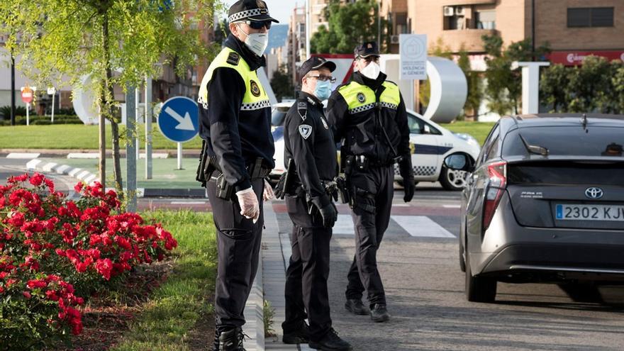 Tres policías realizan un control de mascarillas en Gandia.