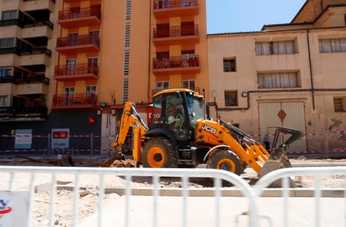 Una máquina durante unas obras en una calle de Huesca.