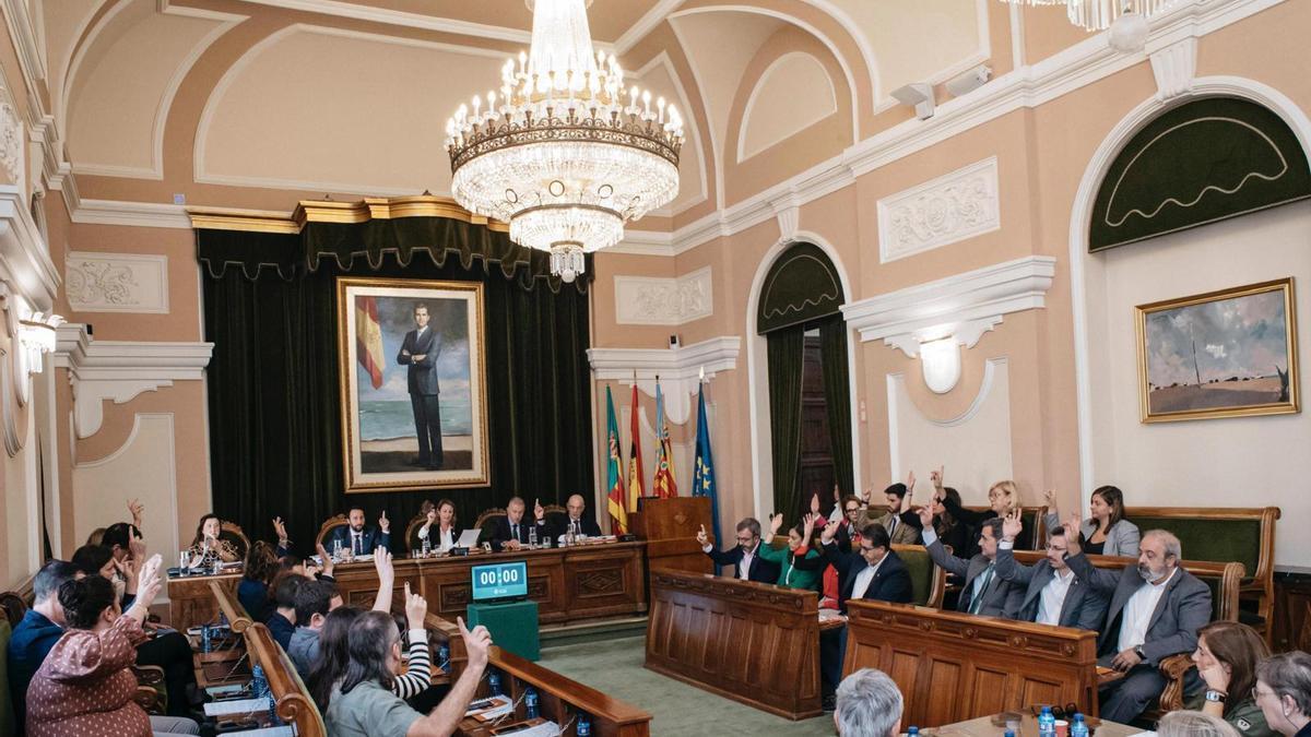 Momento en el que los cuatro grupos políticos votan a favor de la declaración institucional de apoyo a los damnificados de la DANA.