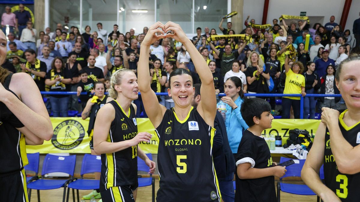 Celebración por parte del Hozono Global Jairis tras vencer un partido la pasada temporada en el Fausto Vicent.