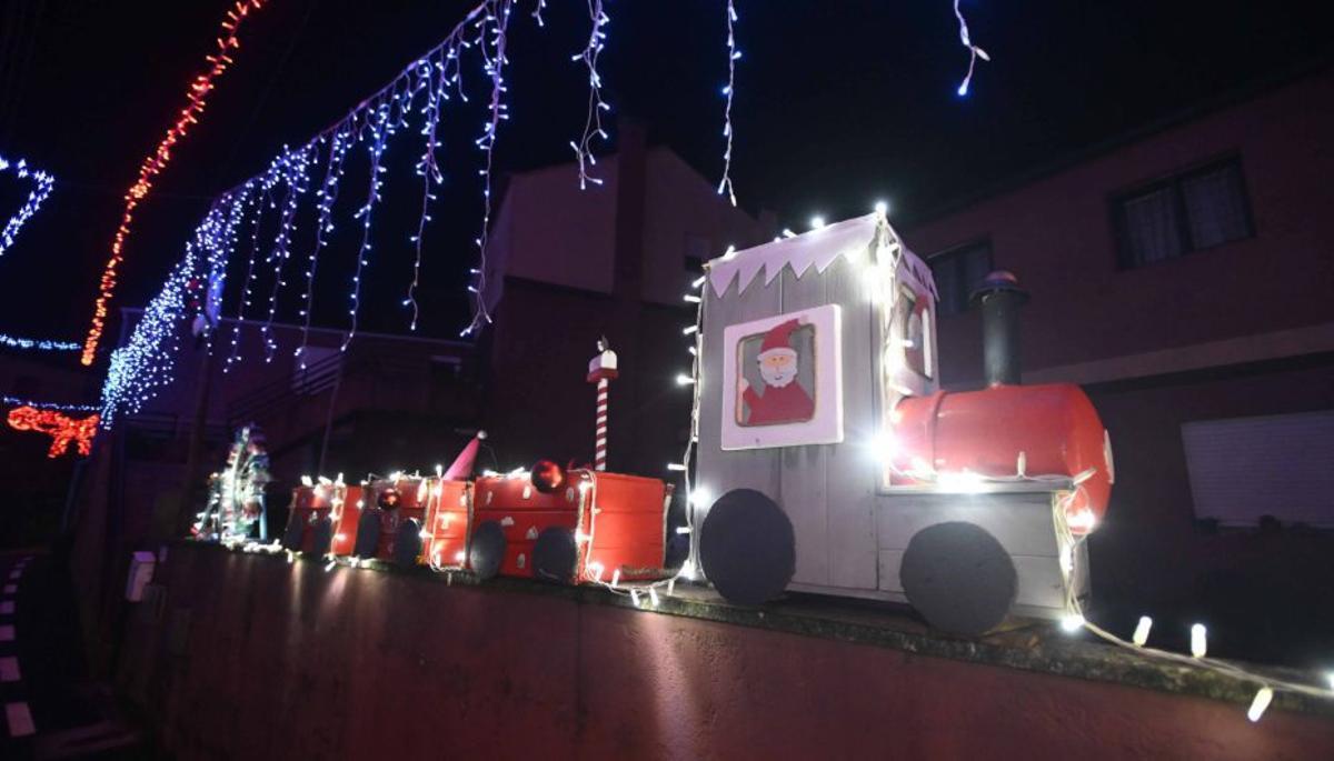 El tren de Papá Noel sobre un muro. A Texosa. Mañufe. Gondomar. 12 diciembre 2025. Pablo Hernández Gamarra