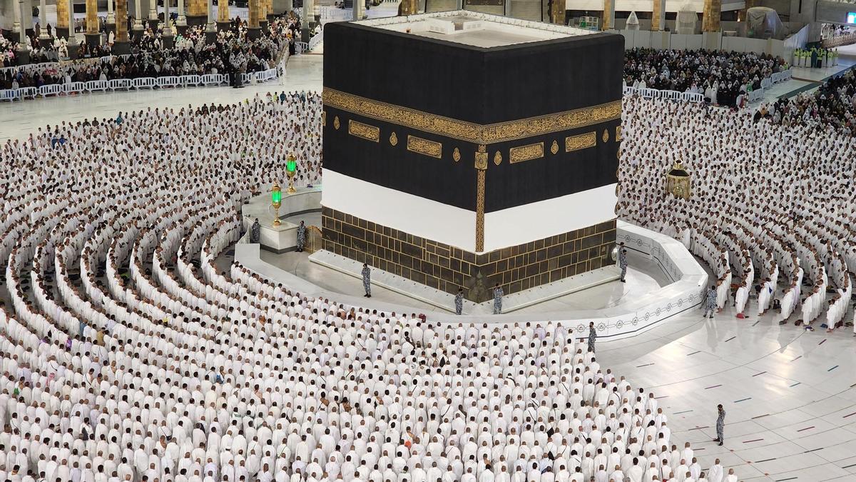 Els pelegrins musulmans resen al voltant de la Kaaba