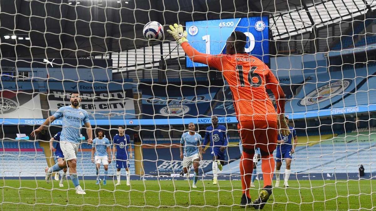 Mendy detiene el tiro del 'Kun'.