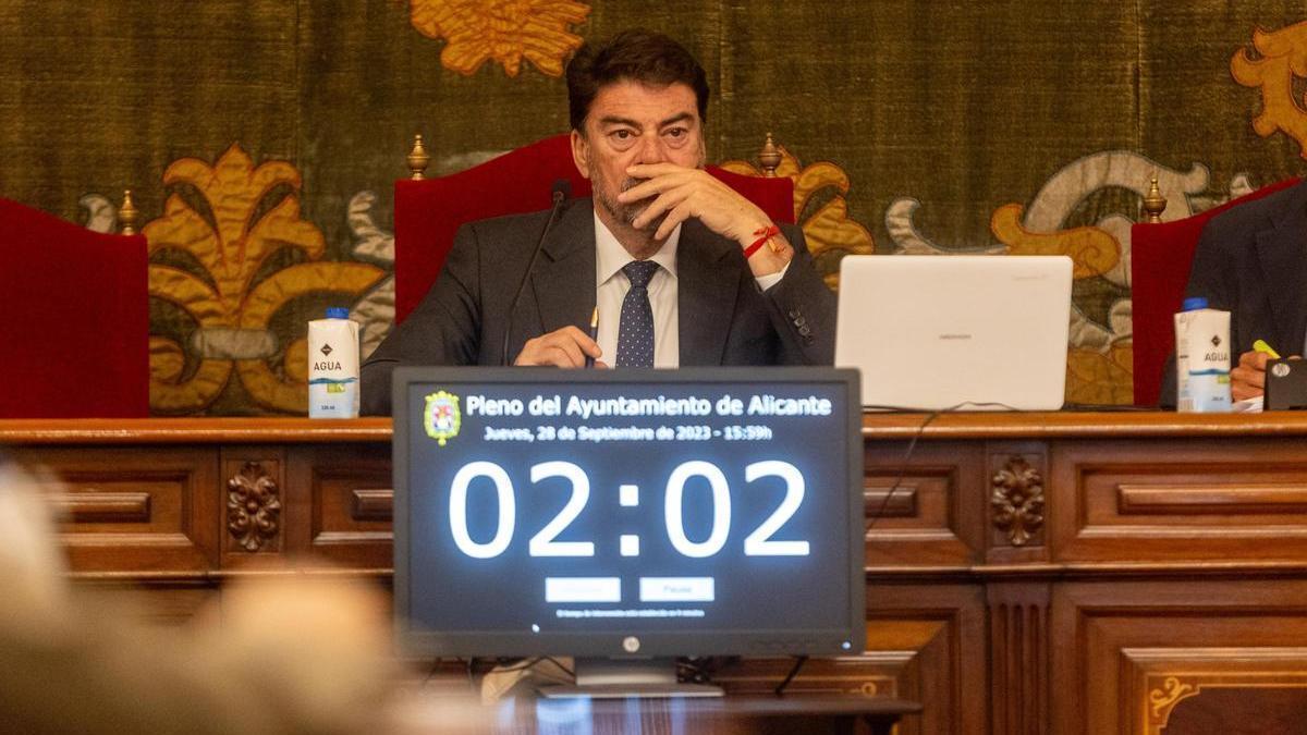 El alcalde, Luis Barcala, en un pleno reciente en el Ayuntamiento de Alicante