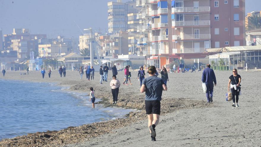 Susto en Santa Pola por el incendio de un multiprecio frente al Club Náutico