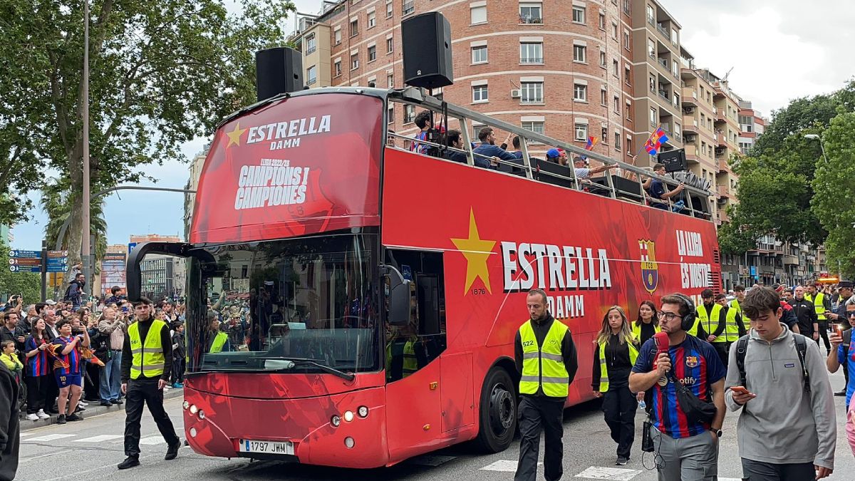 Este es el autocar de Damm que encabezó la rúa del Barça
