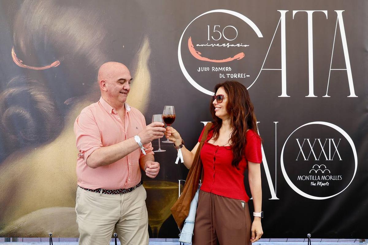 Enrique Meléndez y Sara Luque brindan en el photocall de la Cata.
