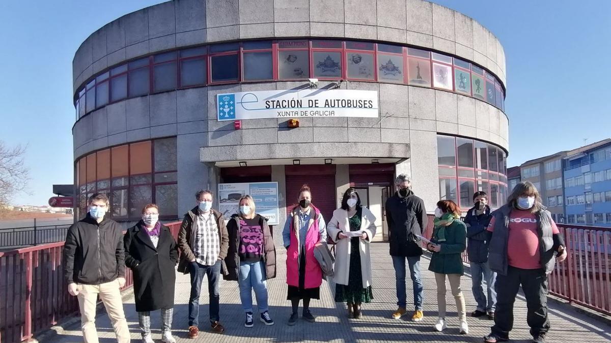 Usuarios del bus Ferrol-A Coruña y representantes políticos, en la protesta del sábado. |   // EUROPA PRESS
