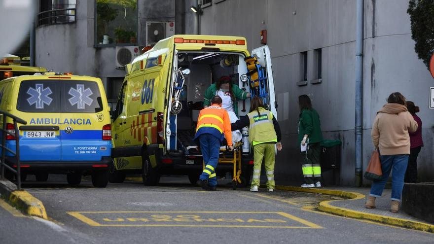 Ambulancias en la entrada de Urgencias en Montecelo. // R. Vázquez