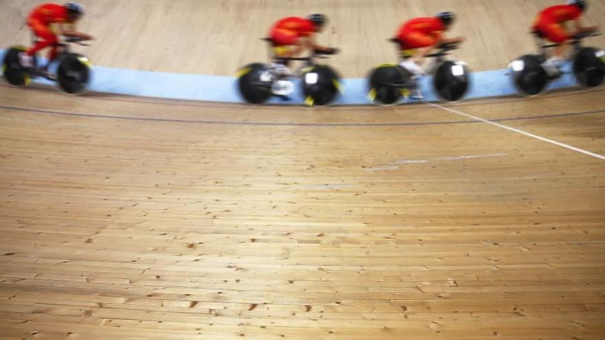 El equipo de la selección española rodando sobre la pista del velódromo de Grenchen.