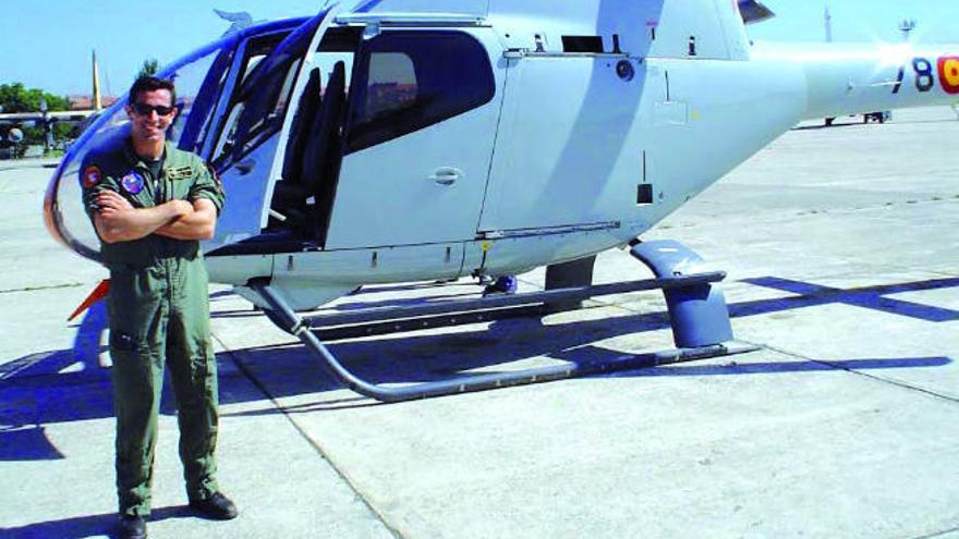 Jesús Ramos Muñoz, en su etapa en la patrulla &#039;Aspa&#039; del Ejército del Aire, ante su aparato, un Colibrí. A la derecha, a punto de partir para una misión a bordo del Súper Puma con base en Gando.