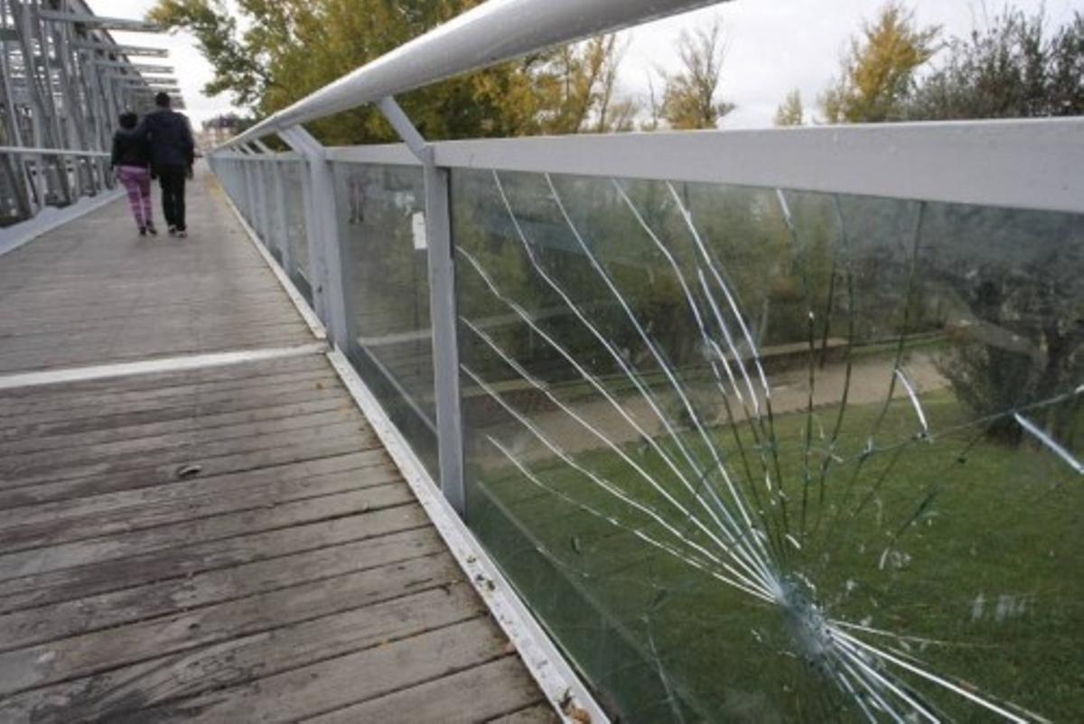 El Puente de Hierro sufre destrozos por su parte más débil, los cristales