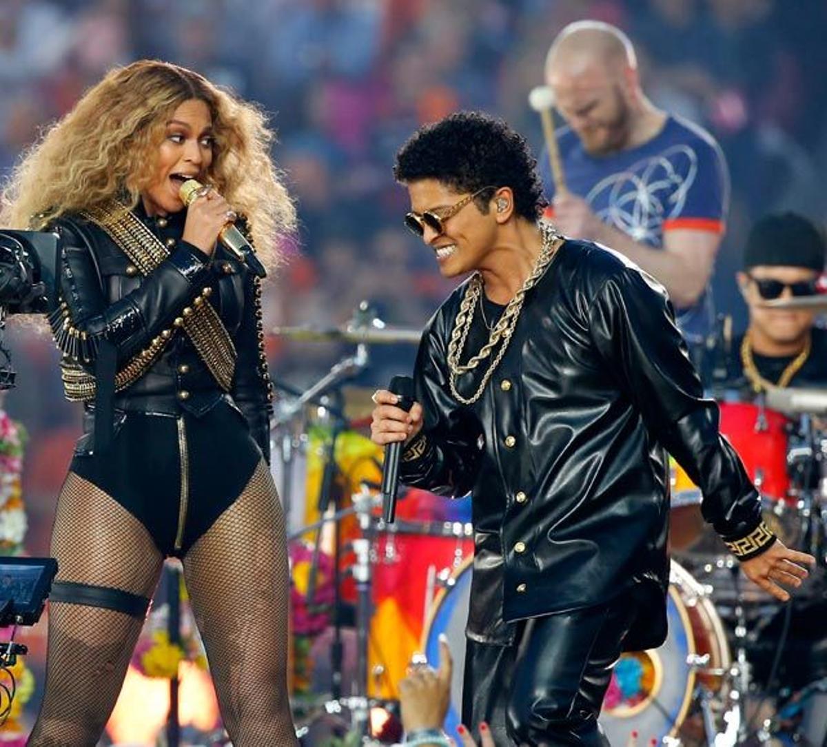 Beyoncé y Bruno Mars, durante su actuación en el descanso de la Super Bowl.