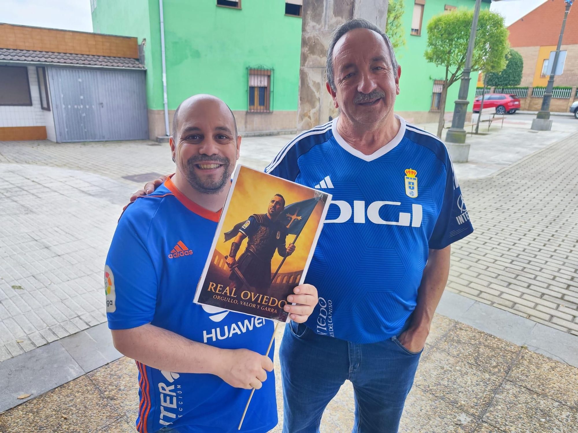 Ofrenda azul en Lugo de Llanera: los oviedistas agradecen a Santa María el ascenso a Primera