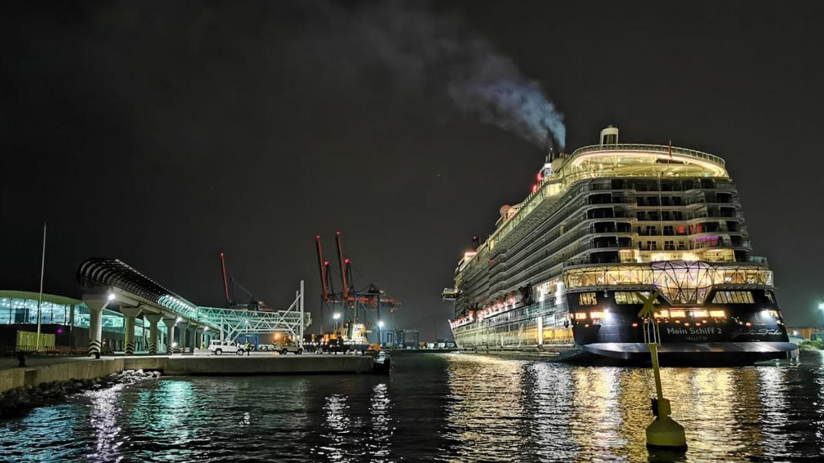 El ´Mein Schiff 2' llegó a primera hoy de esta mañana a Málaga.