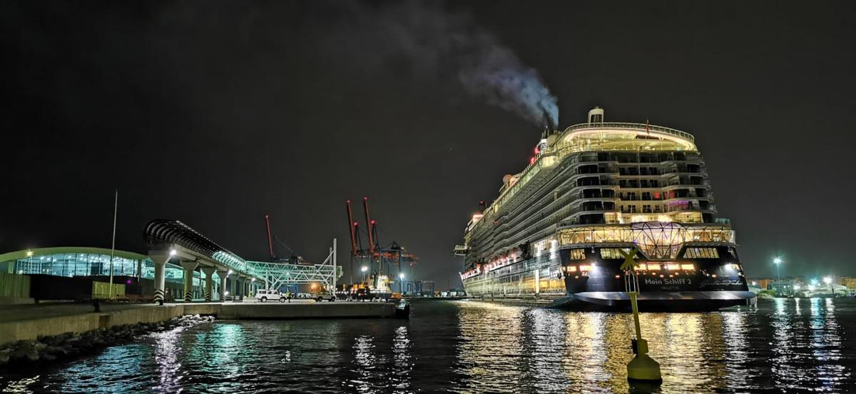 El ´Mein Schiff 2' llegó a primera hoy de esta mañana a Málaga.