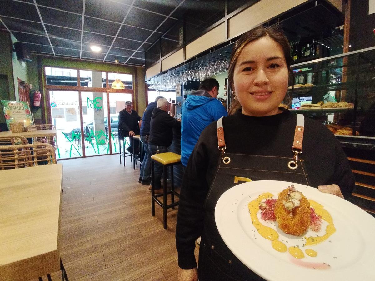 Tamara Vera, dueña del café Bambú, muestra la tapa "Patata Bum".
