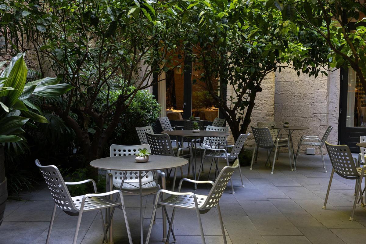 Patio del hotel, una pieza histórica de lujo en el Born de Barcelona.