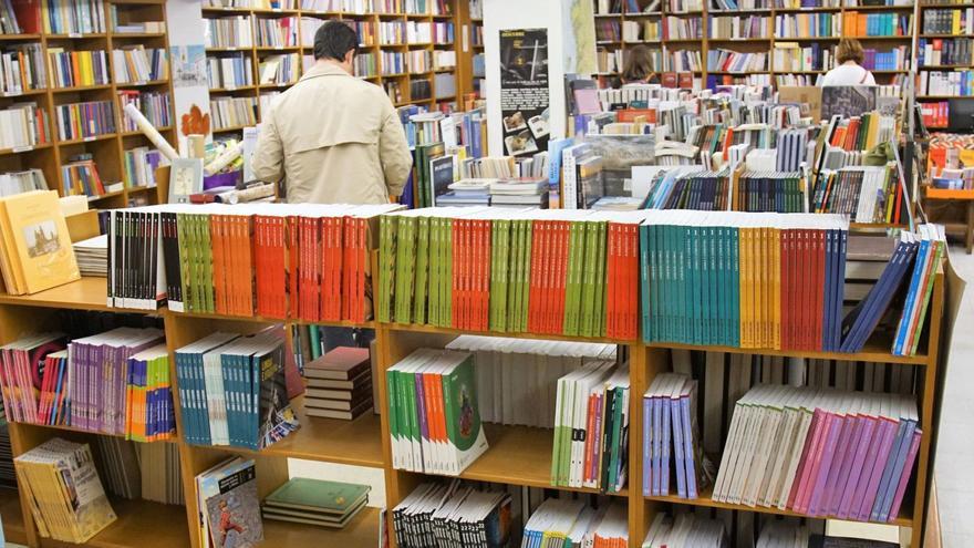 A menos de un mes para el inicio del nuevo curso escolar, las librerías ya tienen en sus estantes los libros de texto de 2023-2024
