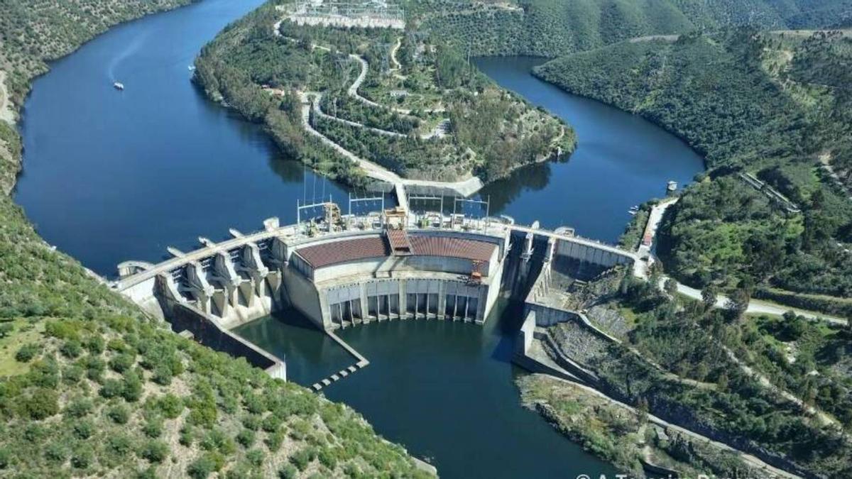 LA FRONTERA OLVIDADA PROYECTA POR FIN SU PASO: El municipio cacereño de Cedillo se sitúa en la misma frontera con Portugal, a 14 kilómetros de Montalvao, pero los vecinos tienen que dar un rodeo de 160 kilómetros o atravesar en barca si realmente quieren verse. Y ello porque el único puente es la presa del pantano de Cedillo, que solo abre los fines de semana. Ahora se proyecta un viaducto sobre el río Sever (9 millones) que acabará con una situación grotesca y abrirá una frontera muy útil. Ayer mismo se firmó el contrato de financiación entre la Cámara de Nisa y la Diputación de Cáceres. En la imagen, el Tajo y el Sever convergen junto a la presa.