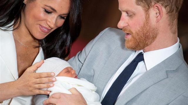 Los duques de Sussex con su hijo, a los pocos días de nacer