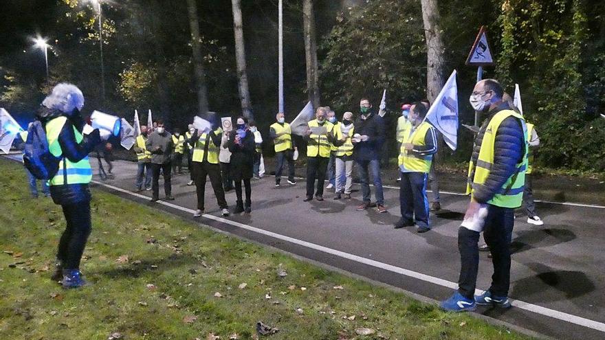 Els veïns tallen l&#039;avinguda Sant Jordi d&#039;Olot contra el pas de camions