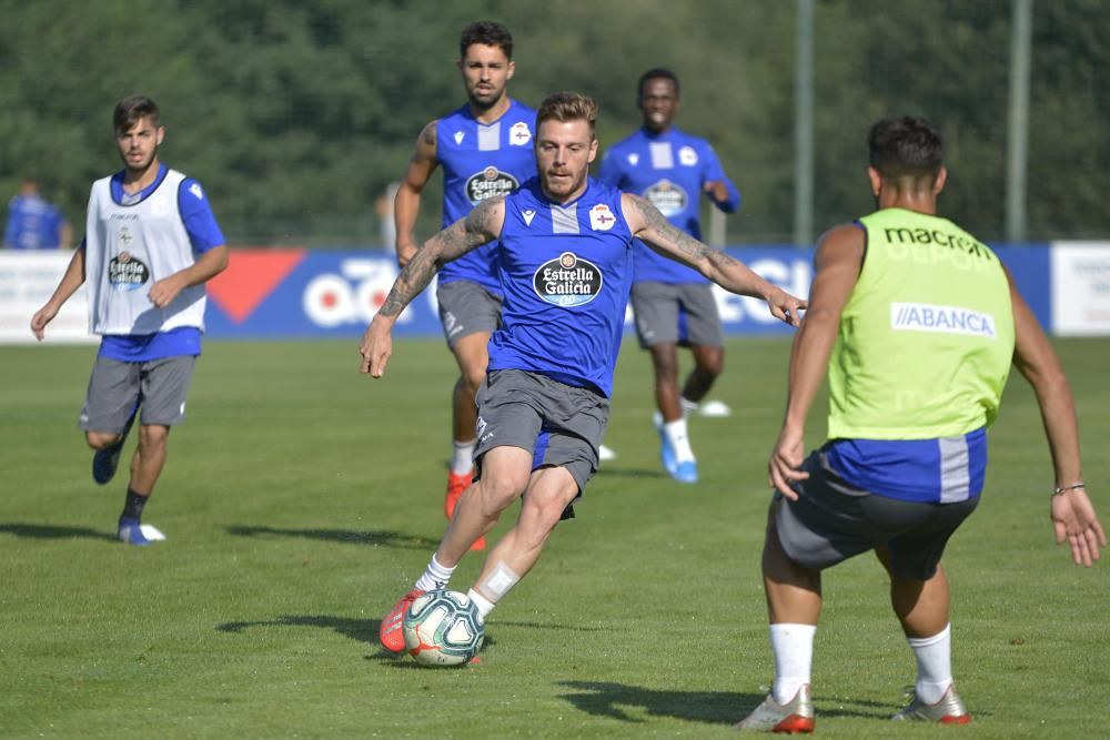 La plantilla blanquiazul vuelve a ejercitarse en las instalaciones de Abegondo en la que es la penúltima sesión de trabajo antes de su estreno en la competición oficial.