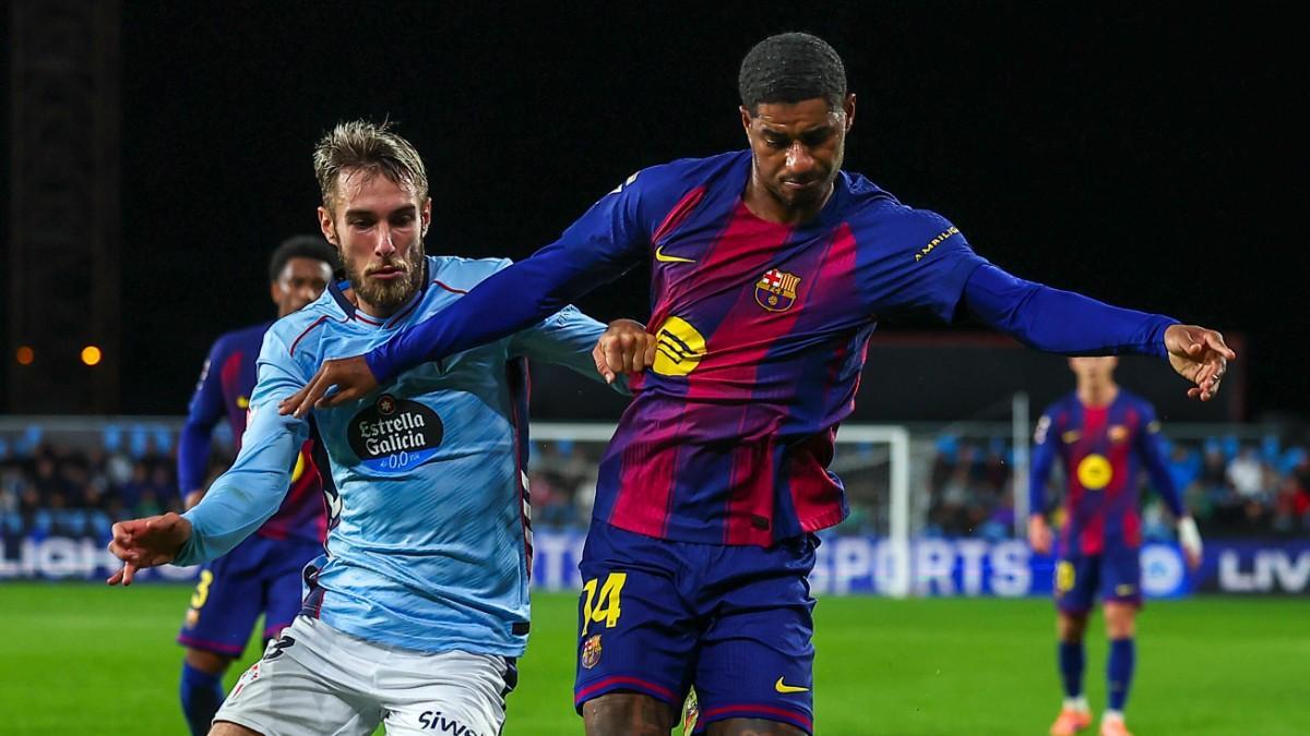 Mingueza defiende a Marcus Rashford durante el pasado Celta-Barça