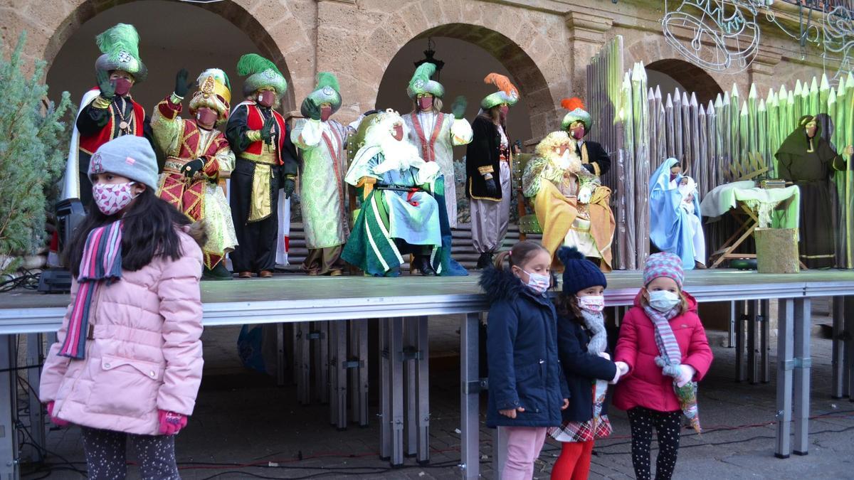 Los Reyes Magos reparten ilusión a los niños de Benavente y comarca. / E. P.