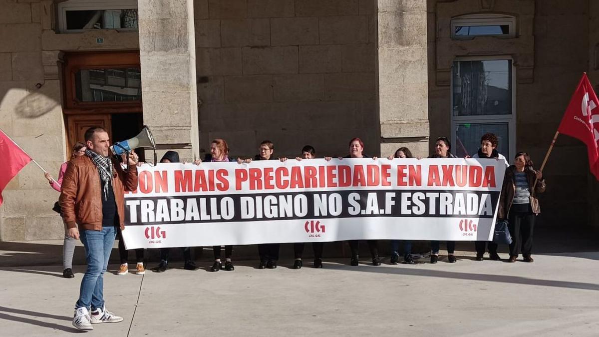 Las manifestantes y Antóm Meralho ayer ante la casas consitorial.