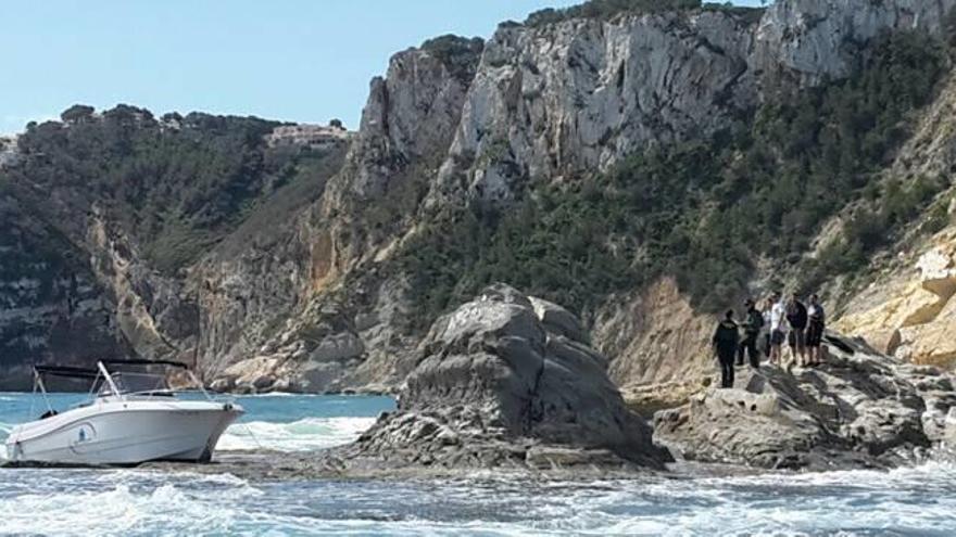 Una embarcación encalla en la costa de Els Pallers de Xàbia